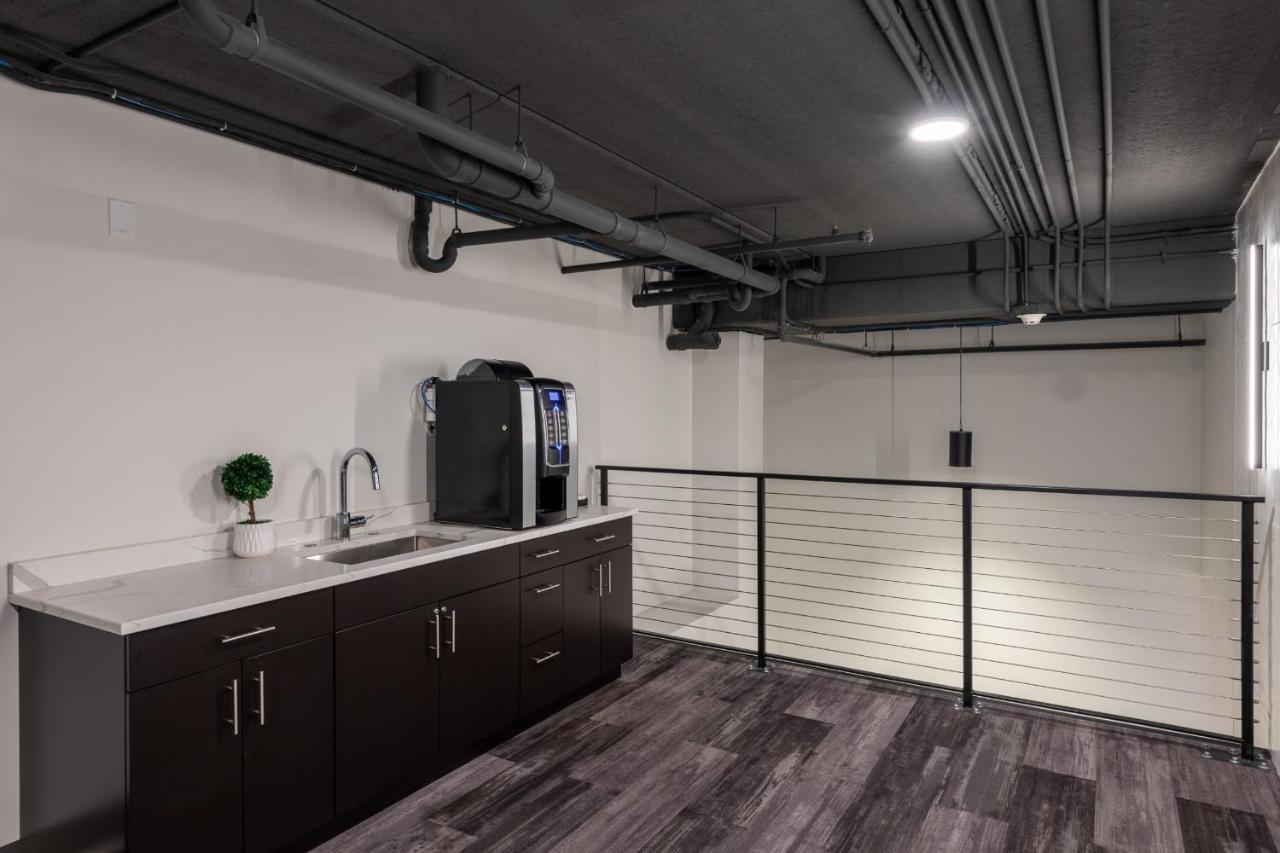 Flexhome Skywalk To Fiserv U4 With Rooftop, Gym, And Parking ميلووكي المظهر الخارجي الصورة